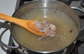 Промытое мясо заливаем 2 л холодной воды, доведя до кипения,  варим  до мягкости на слабом огне под крышкой. Бульон процеживаем, мясо нарезаем, возвращаем в кастрюлю. 