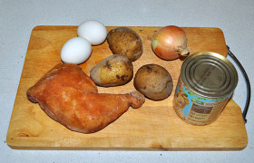 Как видим, ингредиентов для салата немного: картофель и яйца, лук и фасоль, куриный окорочок и зелень. Сразу ставим варить картофель и яйца.