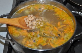 Следом добавляем фасоль из банки, белую или красную. Доваривается суп еще 8-10 минут.