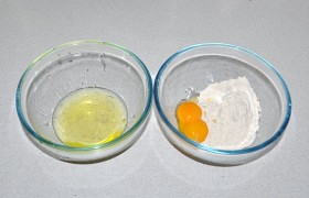 Готовим кляр. Разделяем желтки с белками. В одной миске соединяем муку, желтки и газировку, вымешиваем до однородности кляра и консистенции средне-густой сметаны.
