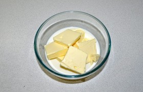 Наш второй этап – масляно-молочная смесь для теста. Сливочное масло растапливаем (в микроволновке - удобнее). Добавляем оставшееся молоко, 3 ст. ложки сахара, солим, размешиваем до растворения сахара. Температура – та же, 37-38°.