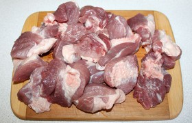 Мясо берем из расчета примерно 300-400 граммов на человека. Лучше, чтобы присутствовал жир - шашлык будет сочнее. Нарезаем мясо кусочками размером примерно 5 на 5 см. 