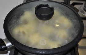 Сковороду накрываем крышкой, под которой сыр плавится быстрее. Одновременно поджаривается и вторая сторона рыбы. 