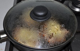 Сковороду накрываем крышкой, и вторую сторону отбивных жарим до расплавления сыра, то есть еще примерно минуту.