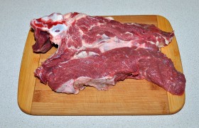 Промытое и хорошо обсушенное мясо нарезаем кусочками средней величины (примерно 30 мм).