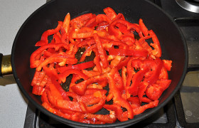 Разогреваем в сковороде масло и на среднем огне обжариваем перец, помешивая, 4-5 минут до мягкости.