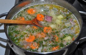 Добавляем в суп, солим его. Довариваем его под крышкой, на небольшом огне, 6-7 минут. И даем настояться 8-10 минут. Кстати, добавка небольшого кусочка сливочного масла (перед выключением конфорки) сделает вкус супа еще лучше.