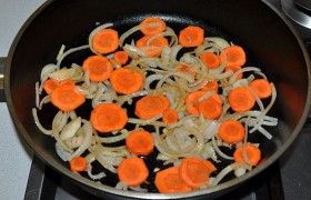 На той же сковороде  пассеруем  7-9 минут полукольца лука с кружками моркови. 