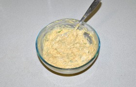 Сыр натираем мелко, соединяем с майонезом и остальными ингредиентами, пробуем на вкус.