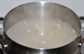 Промытую грудку или окорочок нарезаем и кладем в холодную воду. Закипевший бульон (1,5-1,8 л) накрываем крышкой, и курица  варится  на слабом огне. Через 15-20 минут закладываем рис.