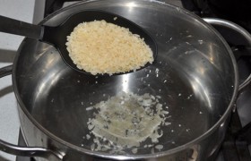 Во второй кастрюле закипает вода (2 литра или побольше), в которую бросаем рис. И оставляем для варки под крышкой на слабом огне.