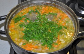 Добавляем зелень. Даем супу настояться 10-12 минут – и подаем горячие вкусные щи.