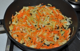 Шинкуем произвольно лук. Морковь выглядит лучше, если пропустить ее через терку для моркови корейской. Или натереть на обычной. На средне-сильном огне быстро обжариваем корнеплоды, помешивая, 3-4 минуты.