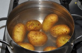 Набираем картофелины среднего размера, моем и ставим варить в мундире. После закипания варим 5-7 минут. Затем выключаем, сливаем воду, охлаждаем в холодной воде.