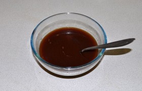 Смешиваем соус для заливки: размешиваем томатную пасту в кипятке, вливаем соевый соус и мед. Подготавливаем и лук – делим луковицы пополам и нарезаем вдоль тонкими сегментами.