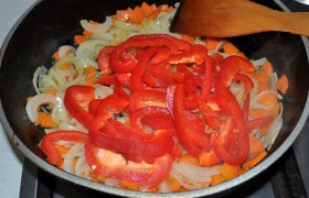 Разогреваем 2 ст. ложки масла в сковороде на среднем огне, высыпаем лук с морковкой и чесноком, томим-пассеруем, порой перемешивая, 5-6 минут. Добавляем томатную пасту , сладкий перец, примерно полстакана (100-120 мл) горячей воды и продолжаем тушить еще 7-8 минут. 