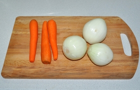 Очищенные луковицы шинкуем половинками колец, моркови – тонкими кружками. 