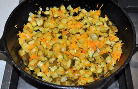 Так же быстро нарезаем огурцы, вместе с луком и морковью обжариваем 3-5 минут.