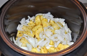 Мультиварку ставим на 10-минутный режим разогрева, затем в чашу закладываем картофель. Засыпаем луком 