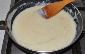 Для соуса Бешамель прогреваем на сухой сковородке муку со сливочным маслом до легкого пожелтения, струйкой, все также помешивая, вливаем холодное молоко. Доводим почти до закипания, солим, помешиваем в этом состоянии 3-5 минут.