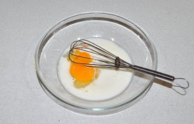 Делаем льезон: разбиваем яйцо, добавляем молоко и взбиваем венчиком или вилкой.