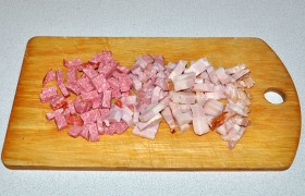 Пока разогревается сковорода с маслом – нарезаем мясопродукты на кубики или брусочки.