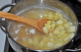 Горох практически готов – добавляем к нему нарезанный картофель. Приправляем солью, горошками перца, лавровым листом. Картофельные кубики варятся быстро, 5-7 минут.