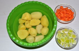 А пока чистим овощи, нарезаем: картофель – кубиком, морковь – как хочется, мелко – репчатую луковицу и наискосок – белую часть лука-порея.
