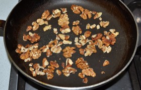 Грецкие орехи несколько минут слегка обжариваем и рубим в крошку.