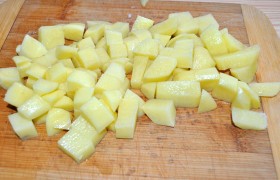 Тогда кладем в кастрюлю порезанный кубиками картофель. Солим и добавляем приправы.