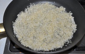 Во второй сковородке – на таком же огне, но на сливочном масле - обжариваем до прозрачности рис, 5-7 минут. Это и есть маленькая хитрость, которая улучшает вкус супа. Закладываем рис в бульон, где уже почти сварилось куриное мясо. Заправляем перцем и солью, при желании – бросаем лавровый листик (который не забудем вынуть из готового супа).
