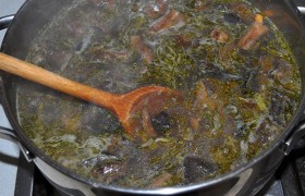 Выкладываем грибы в кастрюлю, добавляем практически готовую перловку, приправляем зеленью, свежей или сушеной, солим. Довариваем суп, накрыв кастрюлю, 8-10 минут на слабом огне.