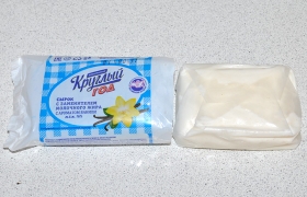 На этот раз мы купили продукт под названием «Сырок с заменителем молочного жира» (4 шт. по 100 г).