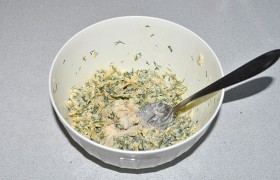 Натираем в миску сыр, добавляем рубленую зелень, чеснок и майонез, перемешиваем.
