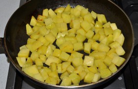 На другой сковородке 4-5 минут слегка подрумяниваем нарезанный кубиками картофель. Это – на усмотрение: не любите такой картофель в супах – кладите в суп сырым.