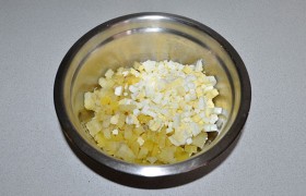 Добавляем нарезанные кубиком яйца, картофель, помельче – лук, солим по вкусу.
