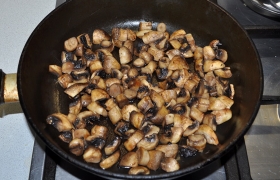Грибы нарезаем среднего размера кусочками и обжариваем 6-7 минут, помешивая, на среднем огне. Солим. Жарим на смеси растительного и сливочного масла – так грибы будут вкуснее.