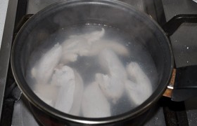Если так же, как мы, нарезать куриное филе кусочками, заложить в кипяток – то через 20-25 минут оно вполне готово для салата. Даем ему после выключения еще 10-15 минут полежать в бульоне и остужаем.