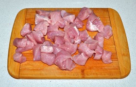 Кусок свиного окорока или лопатки нарезаем среднего размера кусочками.