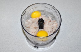 Нарезаем куски и измельчаем рыбную мякоть в блендере или мясорубке. Отделяем белки яиц в отдельную миску, а желтки добавляем в фарш и включаем блендер еще на 10-15 секунд