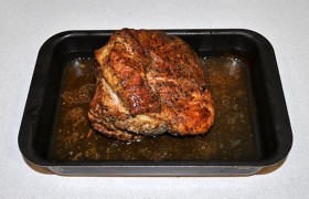 Готовому мясу даем отдохнуть 10-15 минут, нарезаем и подаем. Остаток мяса после трапезы становится отличной холодной закуской.