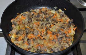 Нарезаем кусочками грибы, 5 минут пассеруем с луком и морковью.