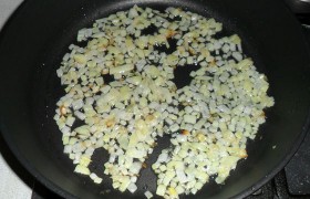 Ставим на средний огонь сковороду с маслом, чистим-шинкуем лук, морковь, шампиньоны (ломтиками вдоль). 7-8 минут обжариваем лук,