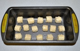 Выкладываем в форму, промазанную маслом или застеленную пекарской бумагой. К этому моменту духовка нагрелась до 200°, ставим в нее форму и выпекаем 15-20 минут.