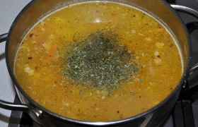 Солим суп и довариваем в закрытой кастрюле 4-5 минут. Не забываем выловить и выкинуть перец. Перед выключением кладем зелень.