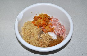 Часть густого соуса добавляем для вкуса и сочности в мясной фарш, сюда же – готовую киноа и приправы – соль, перец. Всыпаем раскрошенные мелко орехи.