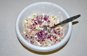 Чтобы редька не потеряла соки, не приправляем сразу солью, перцем и майонезом. Делаем это перед тем, как поставить салат на стол.