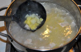 В это время, когда курица почти готова, чистим, нарезаем и закладываем в бульон картошку.
