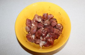 В миске взбалтываем компоненты маринада, кладем мясо, перемешиваем – пусть свинина пока постоит, помаринуется.