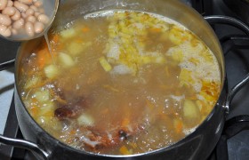 Из баночки сливаем соус, фасоль – в суп.